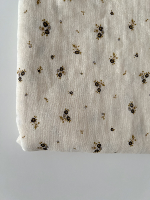 Aminata - Double gaze de coton coloris fond écru imprimé fleuri olive Tissus issus de l'agriculture biologique  - 5