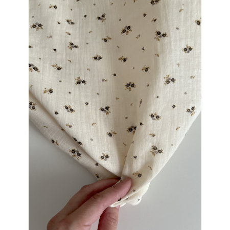 Aminata - Double gaze de coton coloris fond écru imprimé fleuri olive Tissus issus de l'agriculture biologique  - 2 Aminata - Double gaze de coton coloris fond écru imprimé fleuri olive Tissus issus de l'agriculture biologique  - 2