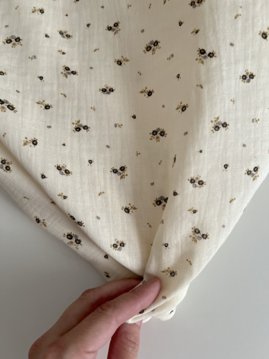 Aminata - Double gaze de coton coloris fond écru imprimé fleuri olive Tissus issus de l'agriculture biologique  - 2