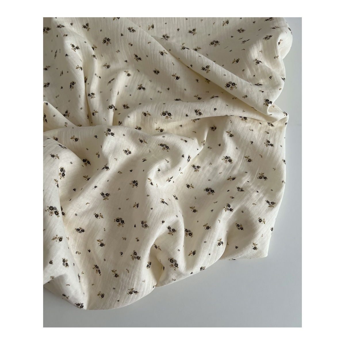 Aminata - Double gaze de coton coloris fond écru imprimé fleuri olive Tissus issus de l'agriculture biologique  - 7 Aminata - Double gaze de coton coloris fond écru imprimé fleuri olive Tissus issus de l'agriculture biologique  - 7