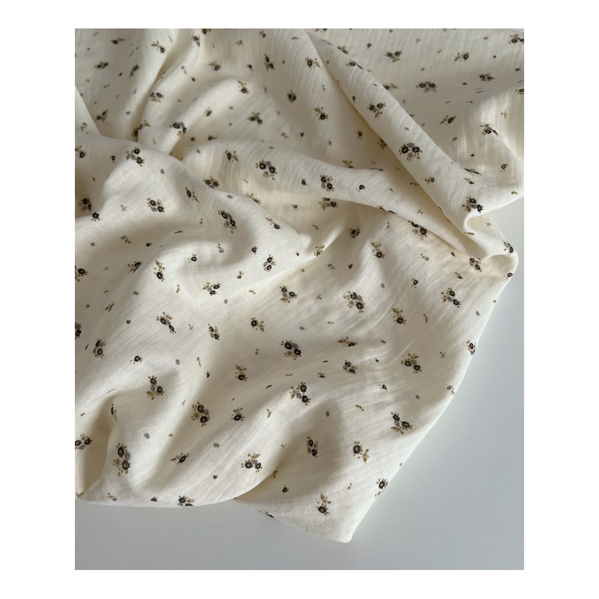 Aminata - Double gaze de coton coloris fond écru imprimé fleuri olive Tissus issus de l'agriculture biologique  - 8 Aminata - Double gaze de coton coloris fond écru imprimé fleuri olive Tissus issus de l'agriculture biologique  - 8