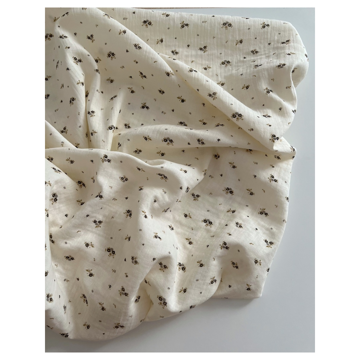 Aminata - Double gaze de coton coloris fond écru imprimé fleuri olive Tissus issus de l'agriculture biologique  - 9 Aminata - Double gaze de coton coloris fond écru imprimé fleuri olive Tissus issus de l'agriculture biologique  - 9