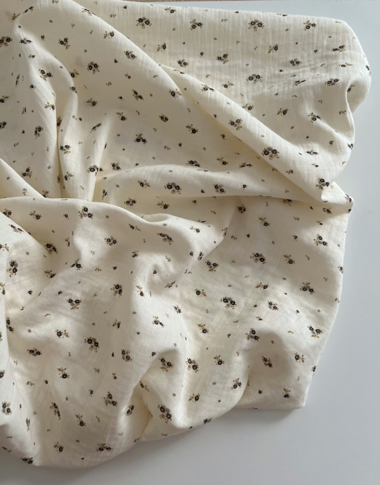 Aminata - Double gaze de coton coloris fond écru imprimé fleuri olive Tissus issus de l'agriculture biologique  - 9