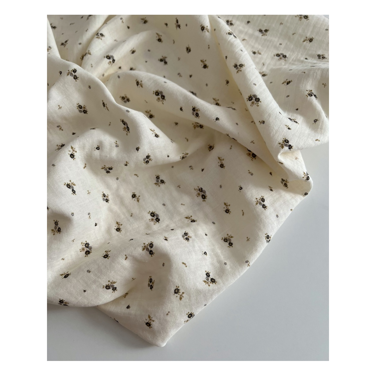 Aminata - Double gaze de coton coloris fond écru imprimé fleuri olive Tissus issus de l'agriculture biologique  - 10 Aminata - Double gaze de coton coloris fond écru imprimé fleuri olive Tissus issus de l'agriculture biologique  - 10