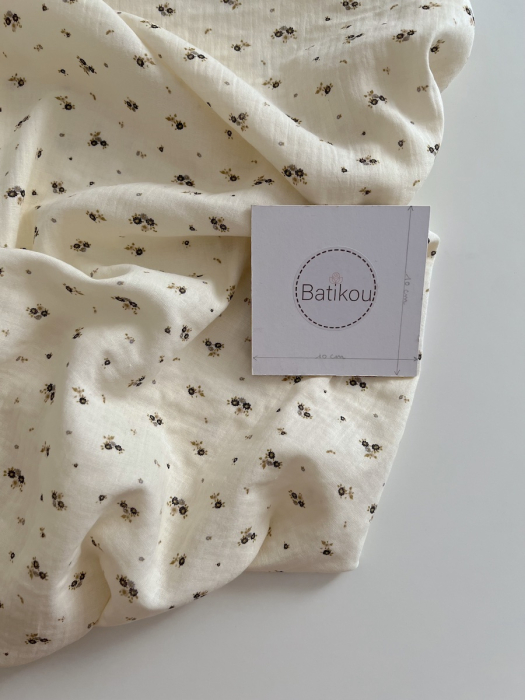 Aminata - Double gaze de coton coloris fond écru imprimé fleuri olive Tissus issus de l'agriculture biologique  - 11