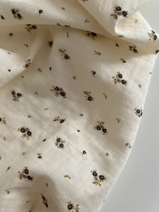 Aminata - Double gaze de coton coloris fond écru imprimé fleuri olive Tissus issus de l'agriculture biologique  - 12