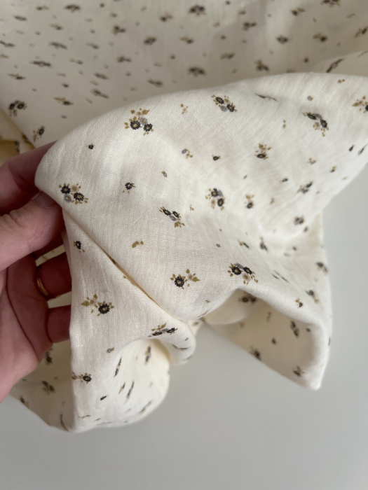 Aminata - Double gaze de coton coloris fond écru imprimé fleuri olive Tissus issus de l'agriculture biologique  - 13