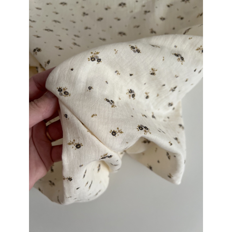 Aminata - Double gaze de coton coloris fond écru imprimé fleuri olive Tissus issus de l'agriculture biologique  - 13