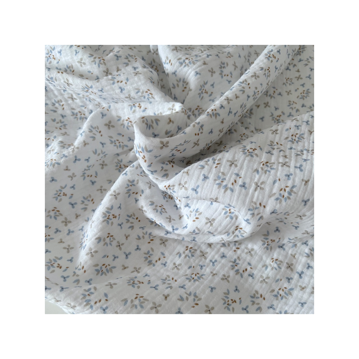 Double gaze de coton Jefine fond blanc à motifs bleu et gris Batikou - 1 Double gaze de coton Jefine fond blanc à motifs bleu et gris Batikou - 1