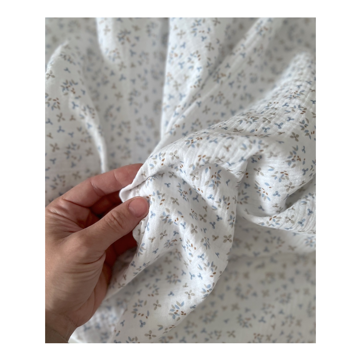 Double gaze de coton Jefine fond blanc à motifs bleu et gris Batikou - 2 Double gaze de coton Jefine fond blanc à motifs bleu et gris Batikou - 2