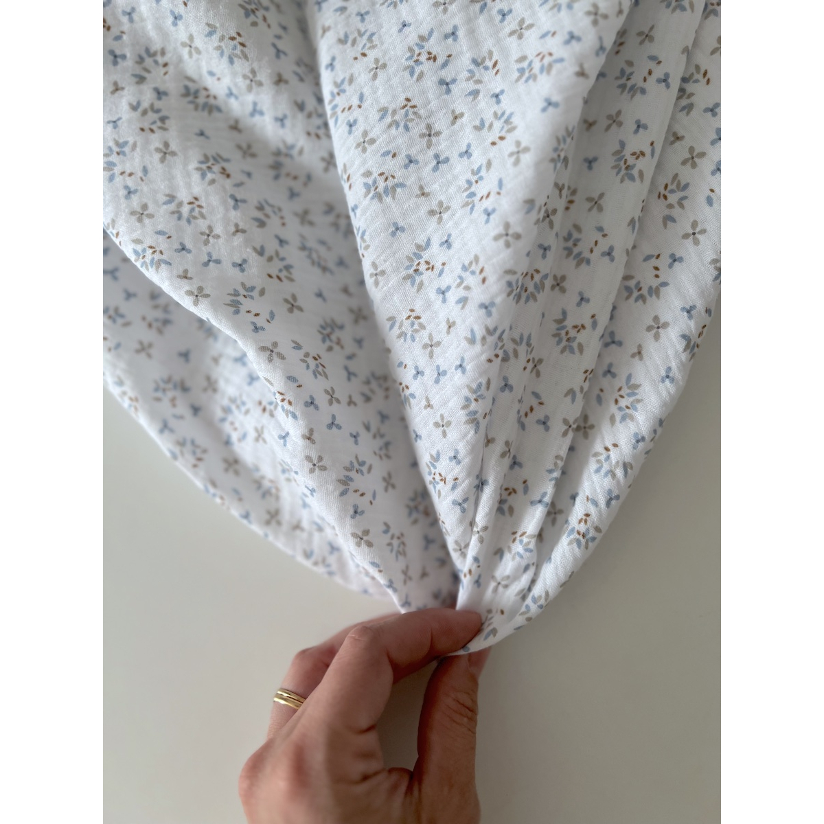 Double gaze de coton Jefine fond blanc à motifs bleu et gris Batikou - 5 Double gaze de coton Jefine fond blanc à motifs bleu et gris Batikou - 5