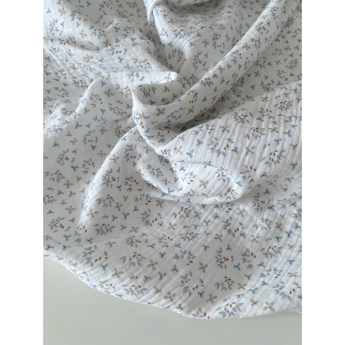 Double gaze de coton Jefine fond blanc à motifs bleu et gris Batikou - 7 Double gaze de coton Jefine fond blanc à motifs bleu et gris Batikou - 7