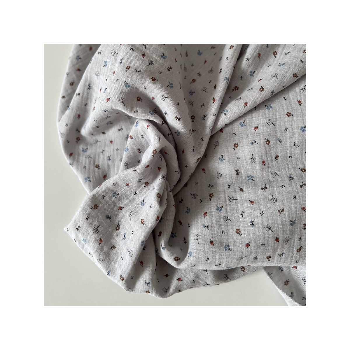 Tom - Double gaze de coton BIO gris petit motif Tissus issus de l'agriculture biologique  - 1 Tom - Double gaze de coton BIO gris petit motif Tissus issus de l'agriculture biologique  - 1