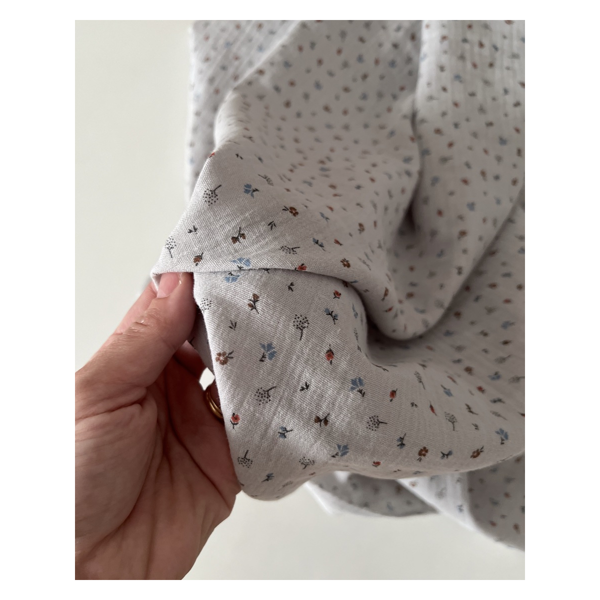 Tom - Double gaze de coton BIO gris petit motif Tissus issus de l'agriculture biologique  - 5 Tom - Double gaze de coton BIO gris petit motif Tissus issus de l'agriculture biologique  - 5