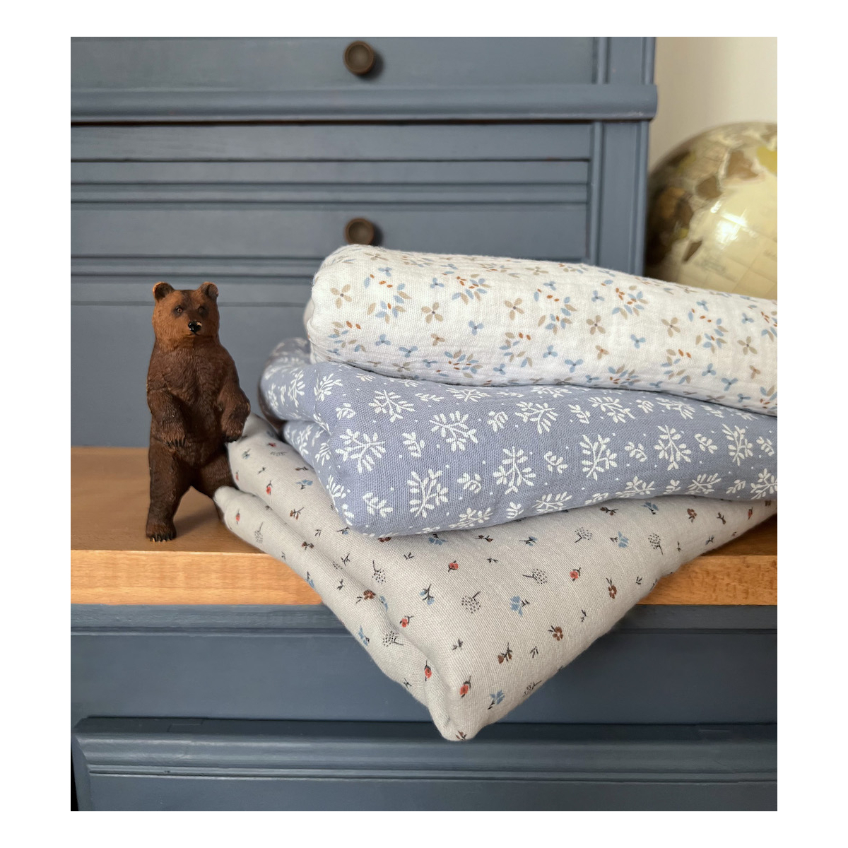 Tom - Double gaze de coton BIO gris petit motif Tissus issus de l'agriculture biologique  - 7 Tom - Double gaze de coton BIO gris petit motif Tissus issus de l'agriculture biologique  - 7