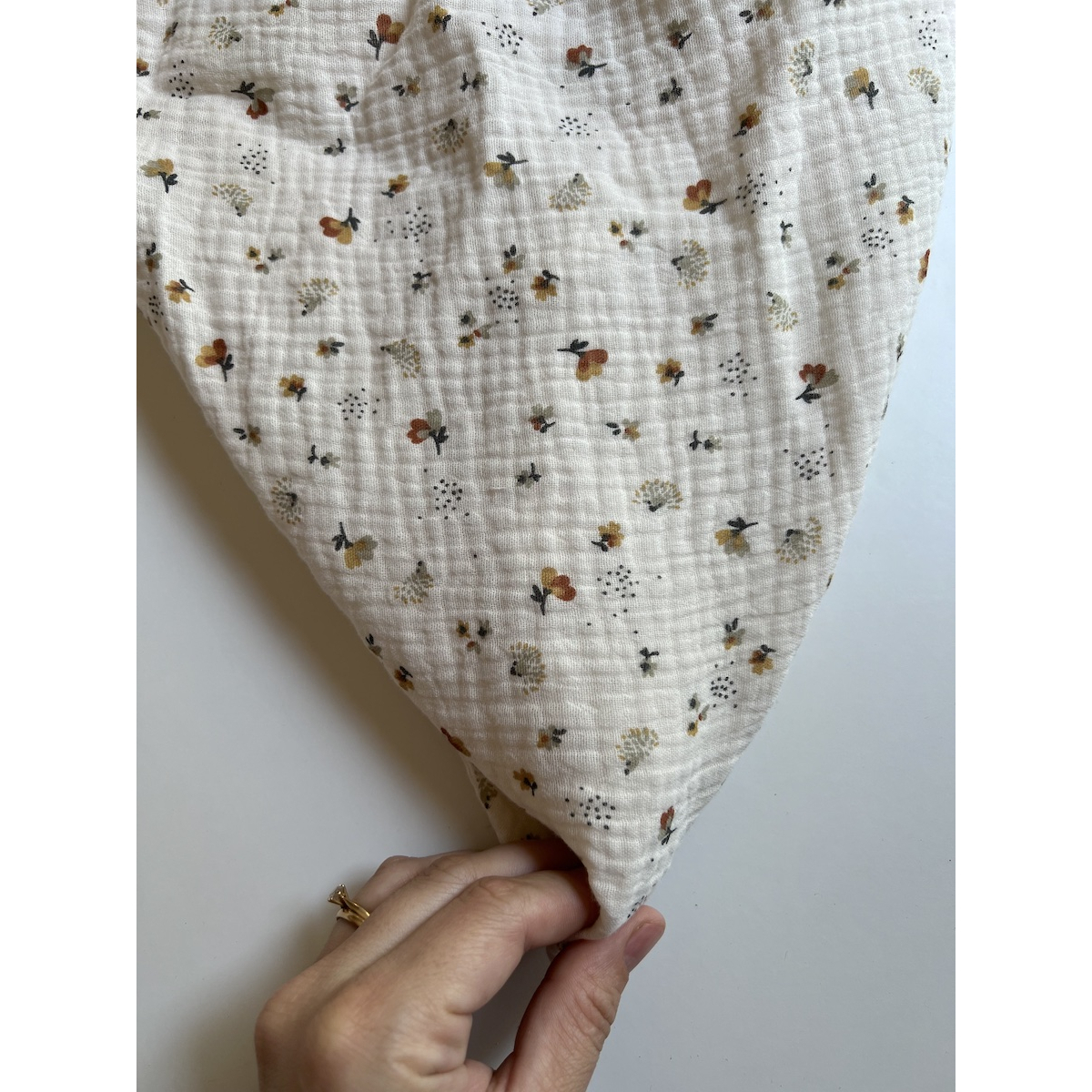 Double gaze de coton Nelsi écru motif cuivré Double gaze de coton Nelsi écru motif cuivré