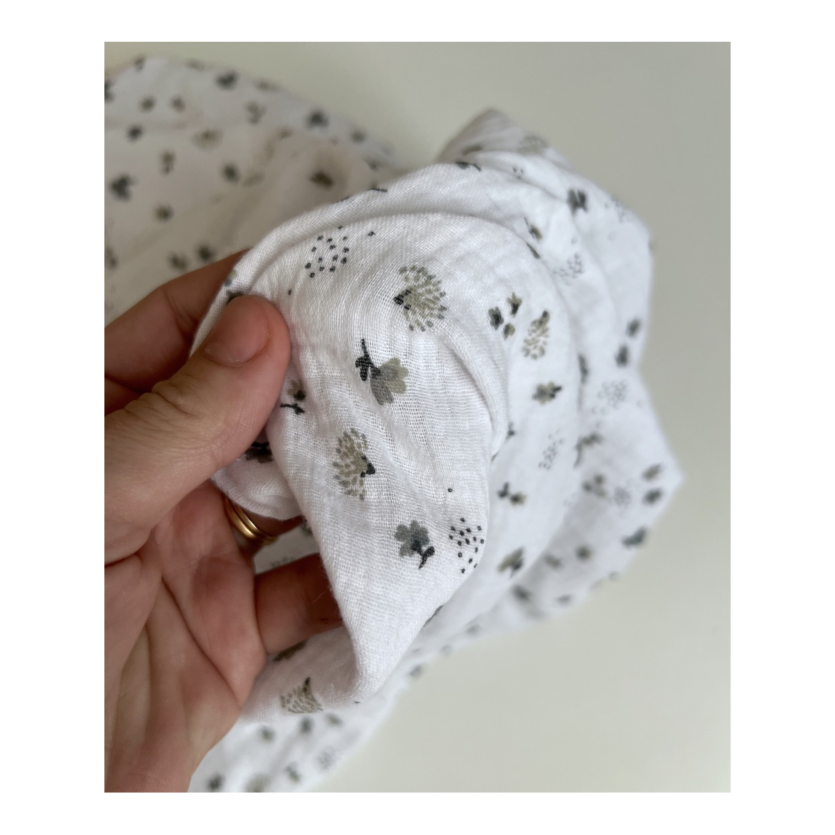 Double gaze de coton Nelsi blanc motif gris Double gaze de coton Nelsi blanc motif gris