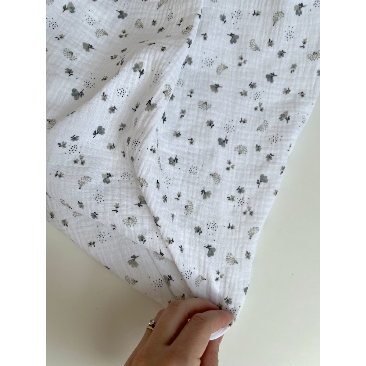Double gaze de coton Nelsi blanc motif gris Double gaze de coton Nelsi blanc motif gris
