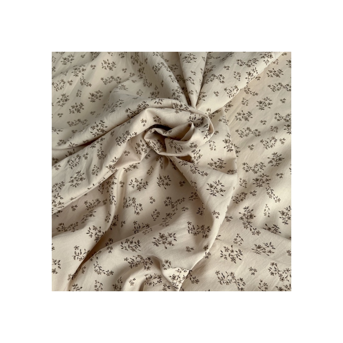 Alix - Tissu sergé de coton imprimé vintage fleuri fond crème Batikou - 1 Alix - Tissu sergé de coton imprimé vintage fleuri fond crème Batikou - 1