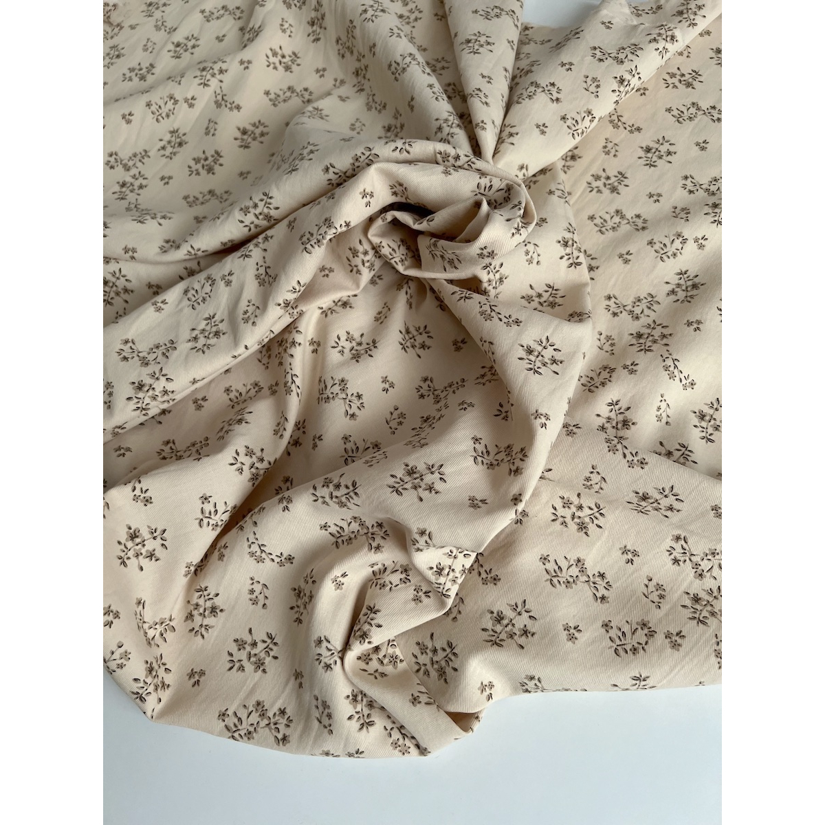 Alix - Tissu sergé de coton imprimé vintage fleuri fond crème Batikou - 5 Alix - Tissu sergé de coton imprimé vintage fleuri fond crème Batikou - 5
