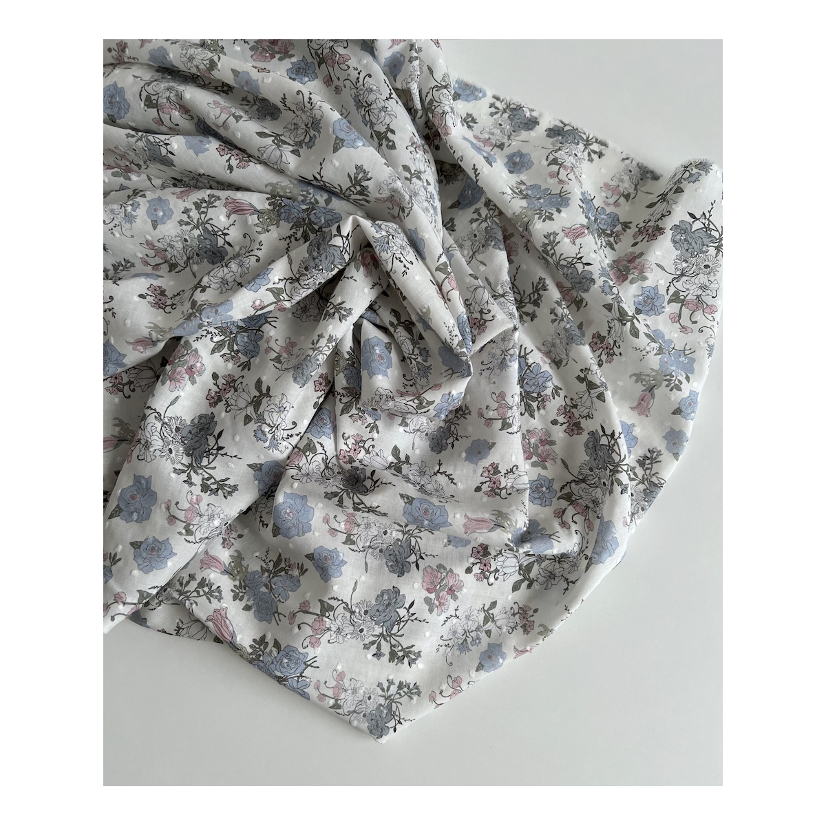 Andrea - Plumetis de coton imprimé fleuri bleu et rose Tissus issus de l'agriculture biologique  - 6 Andrea - Plumetis de coton imprimé fleuri bleu et rose Tissus issus de l'agriculture biologique  - 6