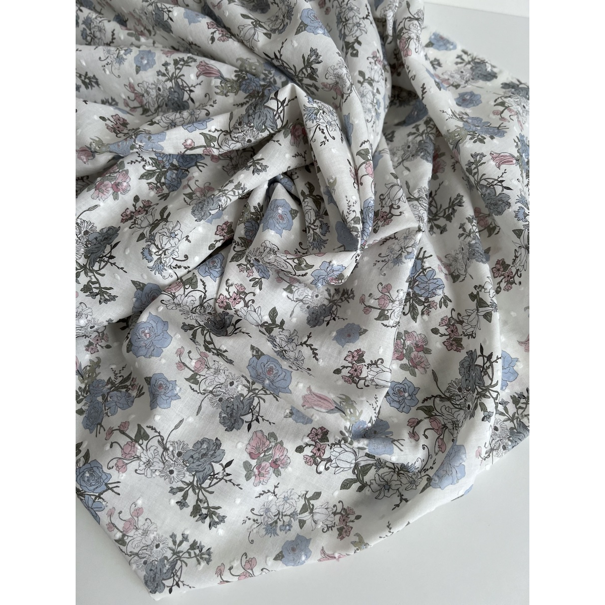 Andrea - Plumetis de coton imprimé fleuri bleu et rose Tissus issus de l'agriculture biologique  - 7 Andrea - Plumetis de coton imprimé fleuri bleu et rose Tissus issus de l'agriculture biologique  - 7