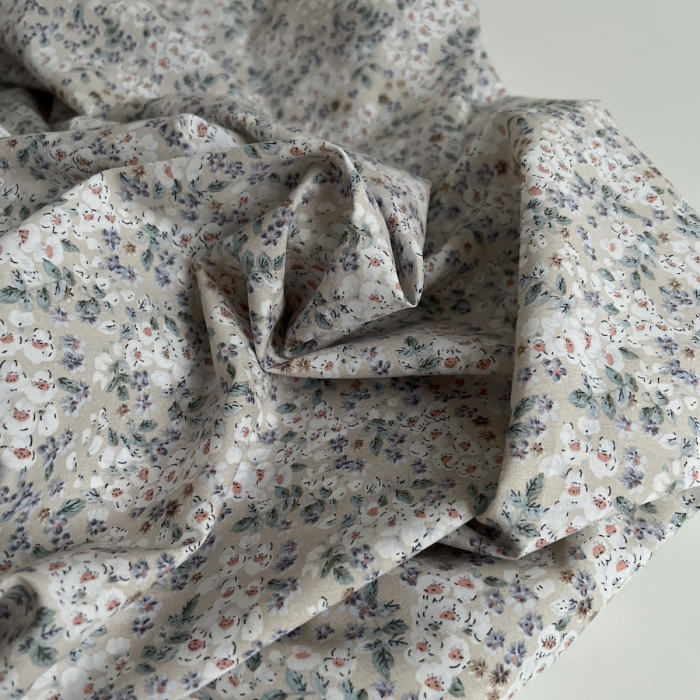 Clarence - Batiste de coton SILKYNE à imprimé fleuri fond beige Tissus issus de l'agriculture biologique  - 1