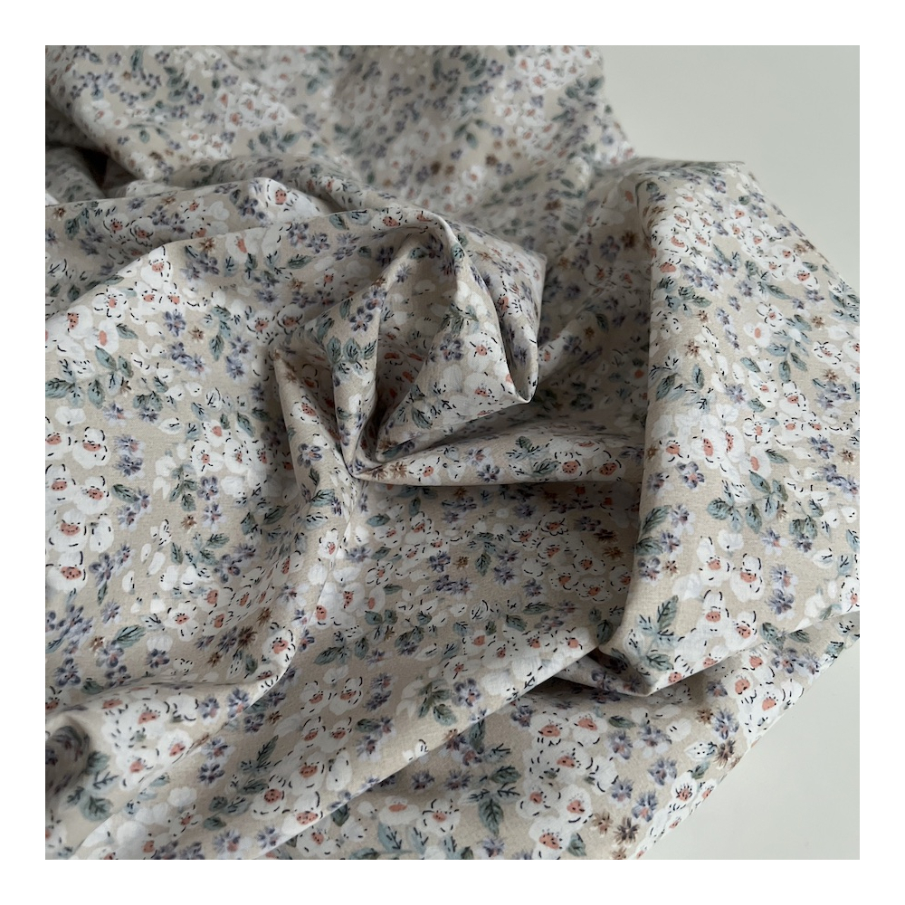 Clarence - Batiste de coton SILKYNE à imprimé fleuri fond beige Tissus issus de l'agriculture biologique  - 1