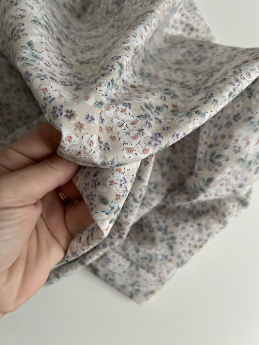 Clarence - Batiste de coton SILKYNE à imprimé fleuri fond beige Tissus issus de l'agriculture biologique  - 2