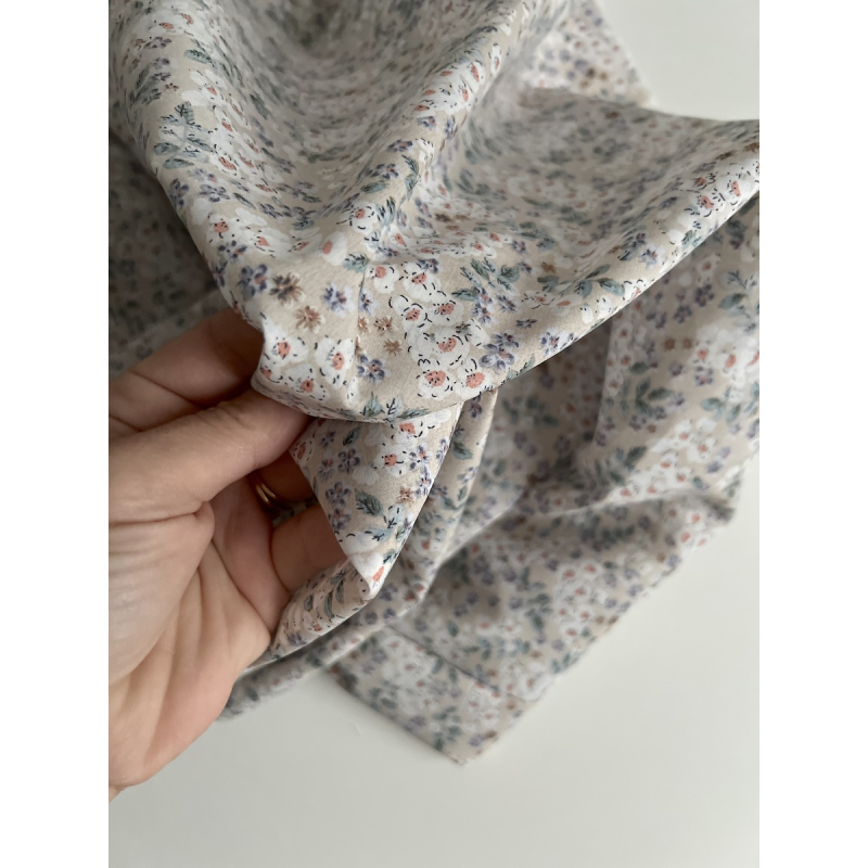 Clarence - Batiste de coton SILKYNE à imprimé fleuri fond beige Tissus issus de l'agriculture biologique  - 2