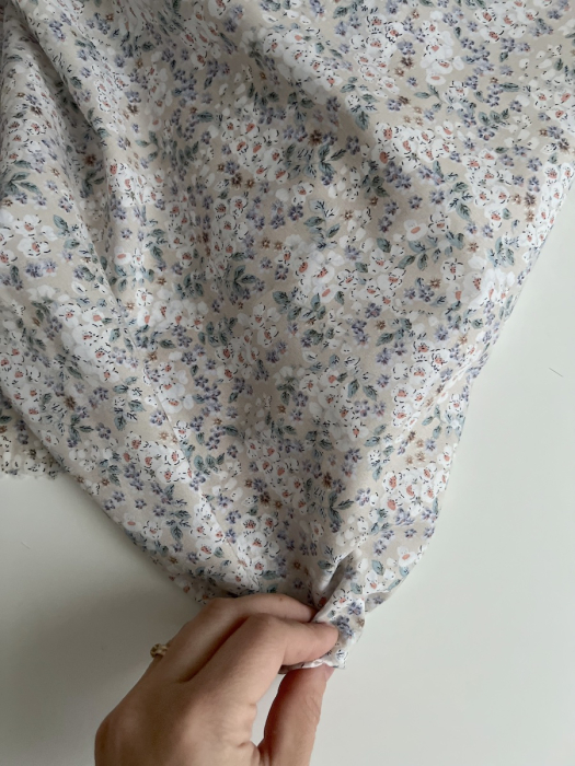 Clarence - Batiste de coton SILKYNE à imprimé fleuri fond beige Tissus issus de l'agriculture biologique  - 3