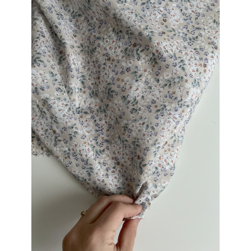 Clarence - Batiste de coton SILKYNE à imprimé fleuri fond beige Tissus issus de l'agriculture biologique  - 3