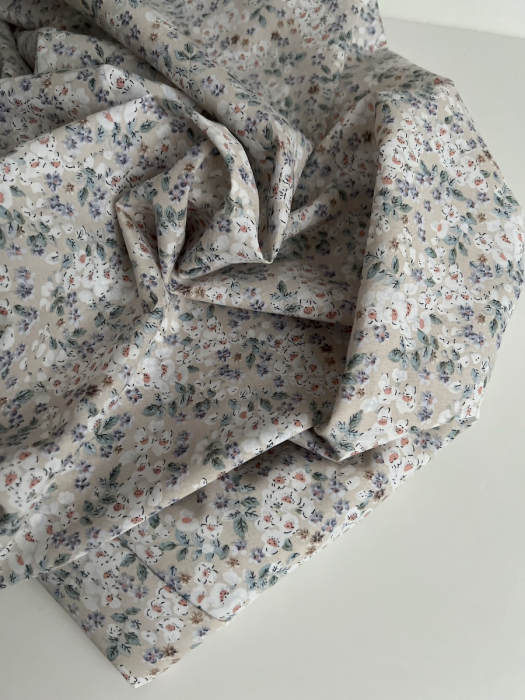 Clarence - Batiste de coton SILKYNE à imprimé fleuri fond beige Tissus issus de l'agriculture biologique  - 5