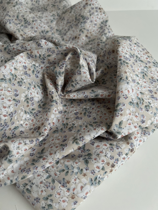 Clarence - Batiste de coton SILKYNE à imprimé fleuri fond beige Tissus issus de l'agriculture biologique  - 8