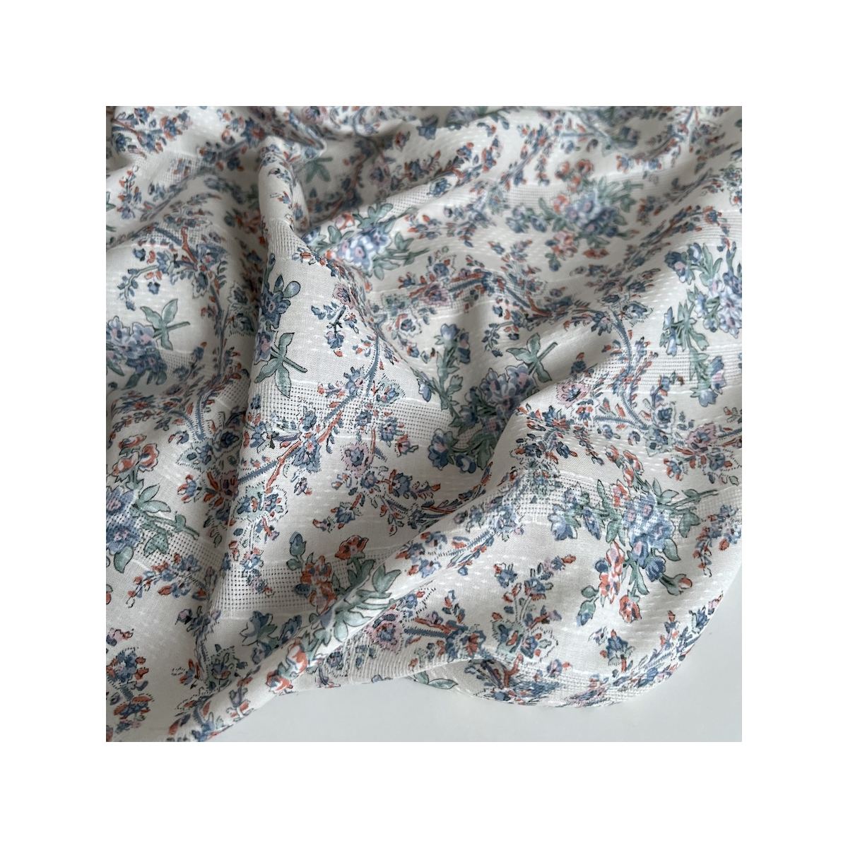Zina - Voile de coton texturé imprimé fleuri bleu / vert Qualité Oeko-tex - 1 Zina - Voile de coton texturé imprimé fleuri bleu / vert Qualité Oeko-tex - 1