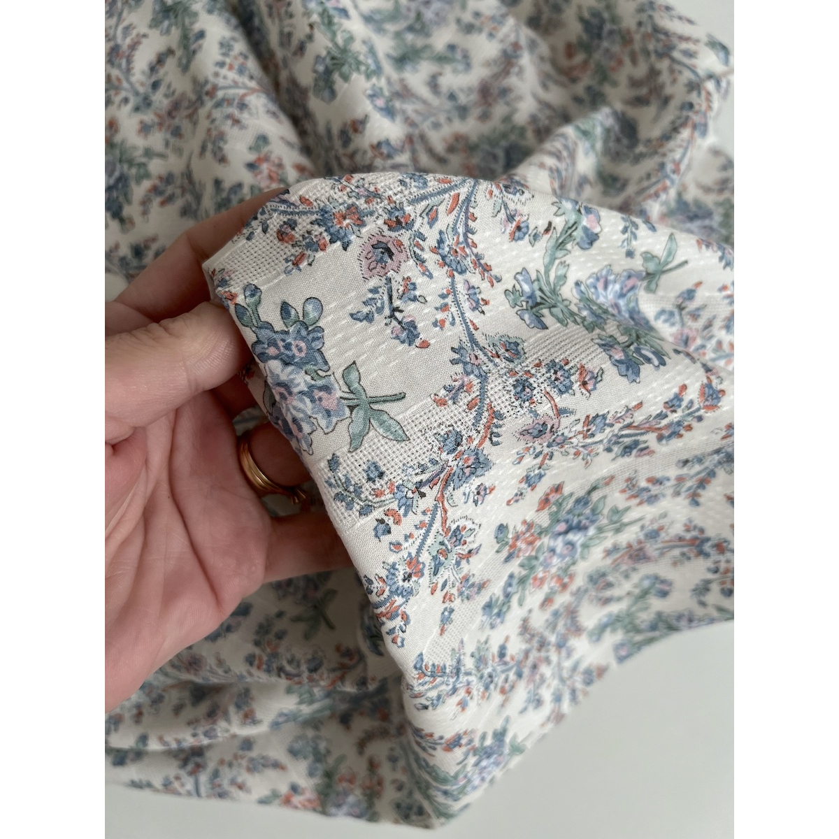 Zina - Voile de coton texturé imprimé fleuri bleu / vert Qualité Oeko-tex - 5 Zina - Voile de coton texturé imprimé fleuri bleu / vert Qualité Oeko-tex - 5