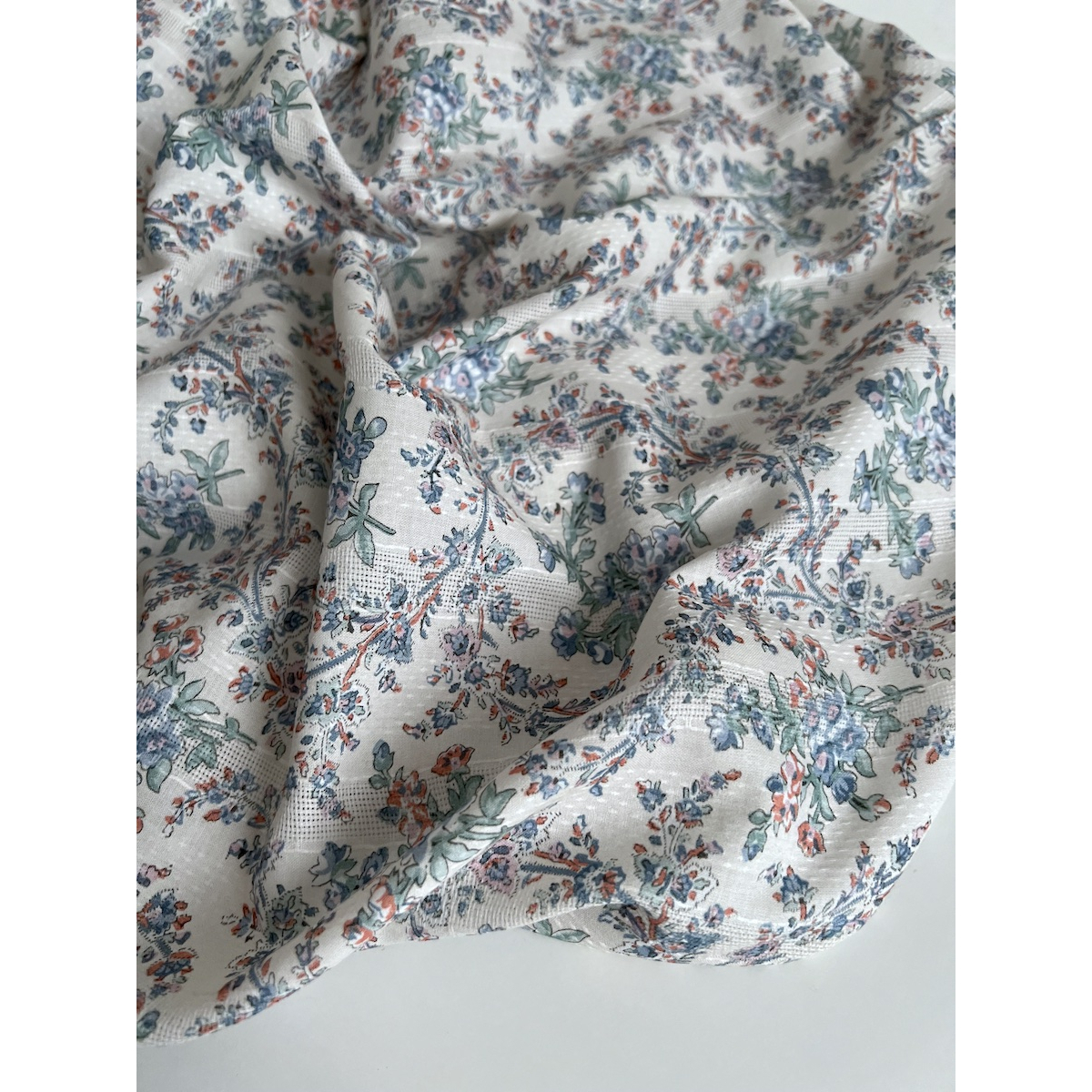 Zina - Voile de coton texturé imprimé fleuri bleu / vert Qualité Oeko-tex - 7 Zina - Voile de coton texturé imprimé fleuri bleu / vert Qualité Oeko-tex - 7