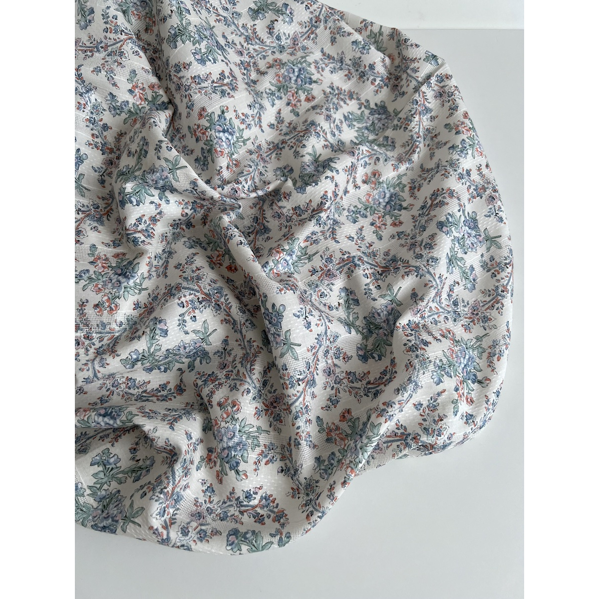 Zina - Voile de coton texturé imprimé fleuri bleu / vert Qualité Oeko-tex - 8 Zina - Voile de coton texturé imprimé fleuri bleu / vert Qualité Oeko-tex - 8