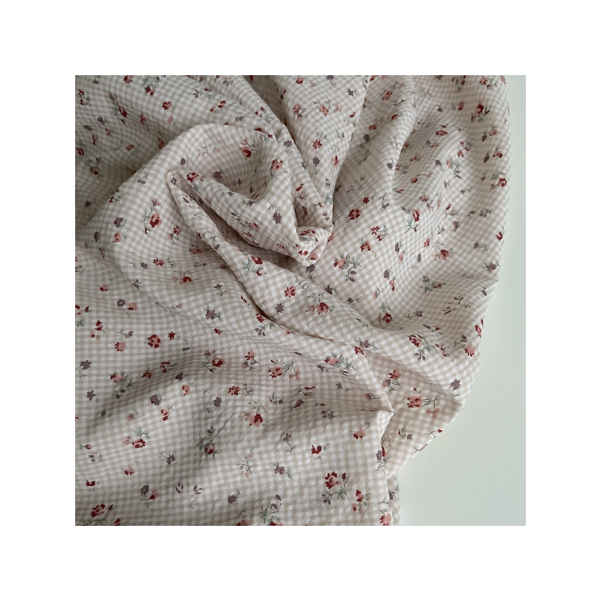Josine - Seersucker / Coton gaufré vichy mini 2mm beige à motif fleuri Batikou - 1