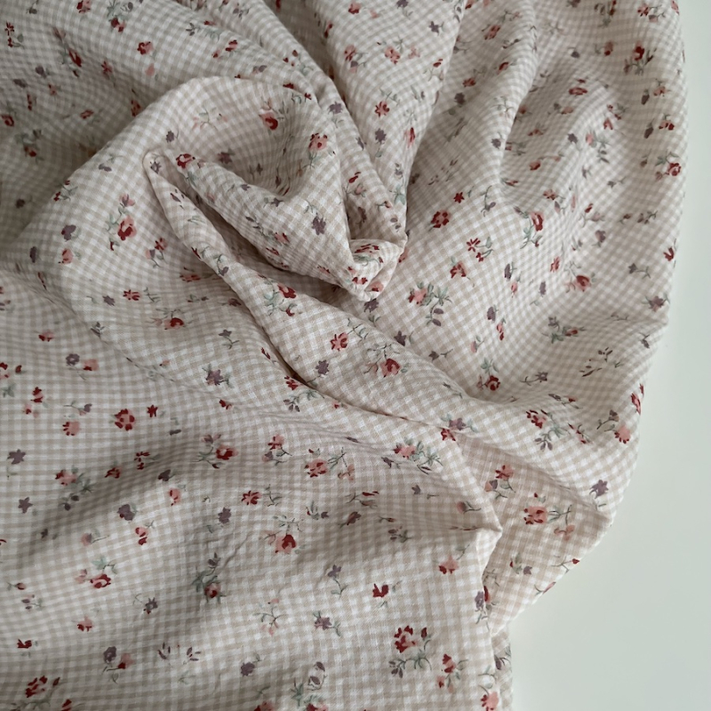 Josine - Seersucker / Coton gaufré vichy mini 2mm beige à motif fleuri Batikou - 1