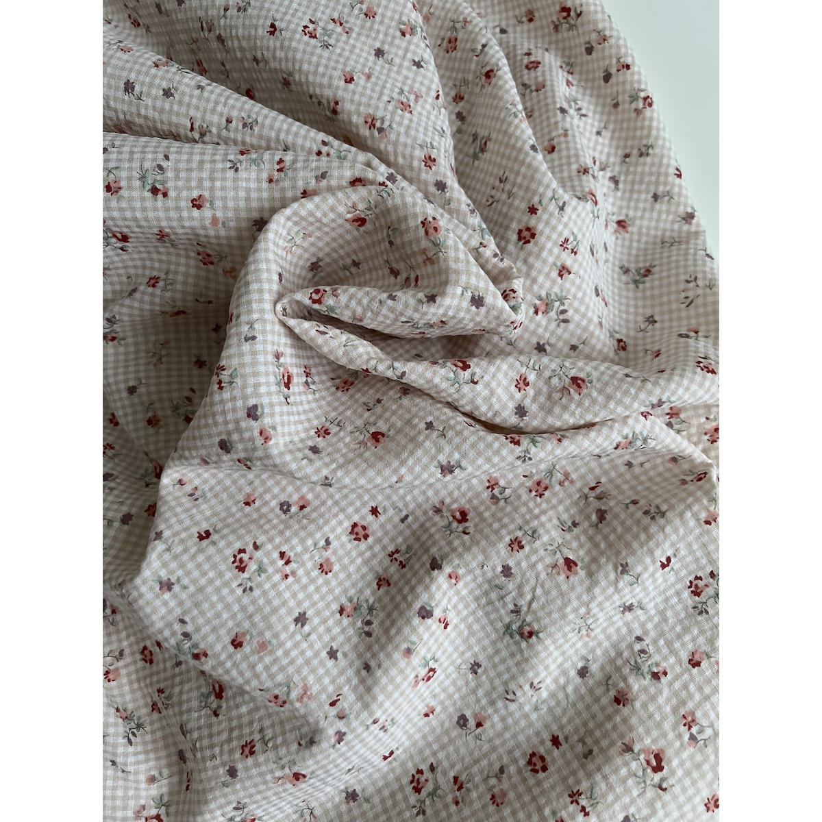 Josine - Seersucker / Coton gaufré vichy mini 2mm beige à motif fleuri Batikou - 5