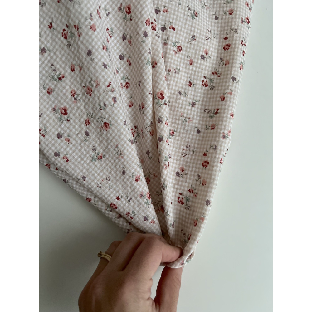 Josine - Seersucker / Coton gaufré vichy mini 2mm beige à motif fleuri Batikou - 4