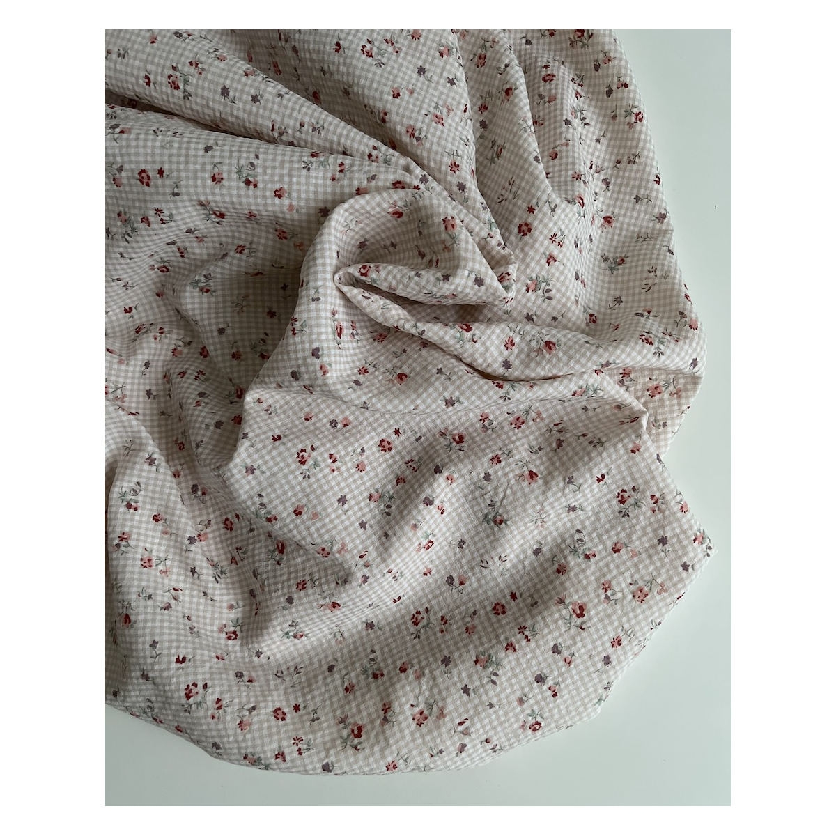 Josine - Seersucker / Coton gaufré vichy mini 2mm beige à motif fleuri Batikou - 7