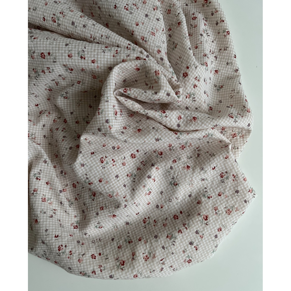 Josine - Seersucker / Coton gaufré vichy mini 2mm beige à motif fleuri Batikou - 7