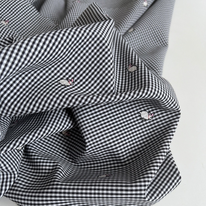 Tissu vichy coton noir et blanc 2mm broderie petits lapins Batikou - 1