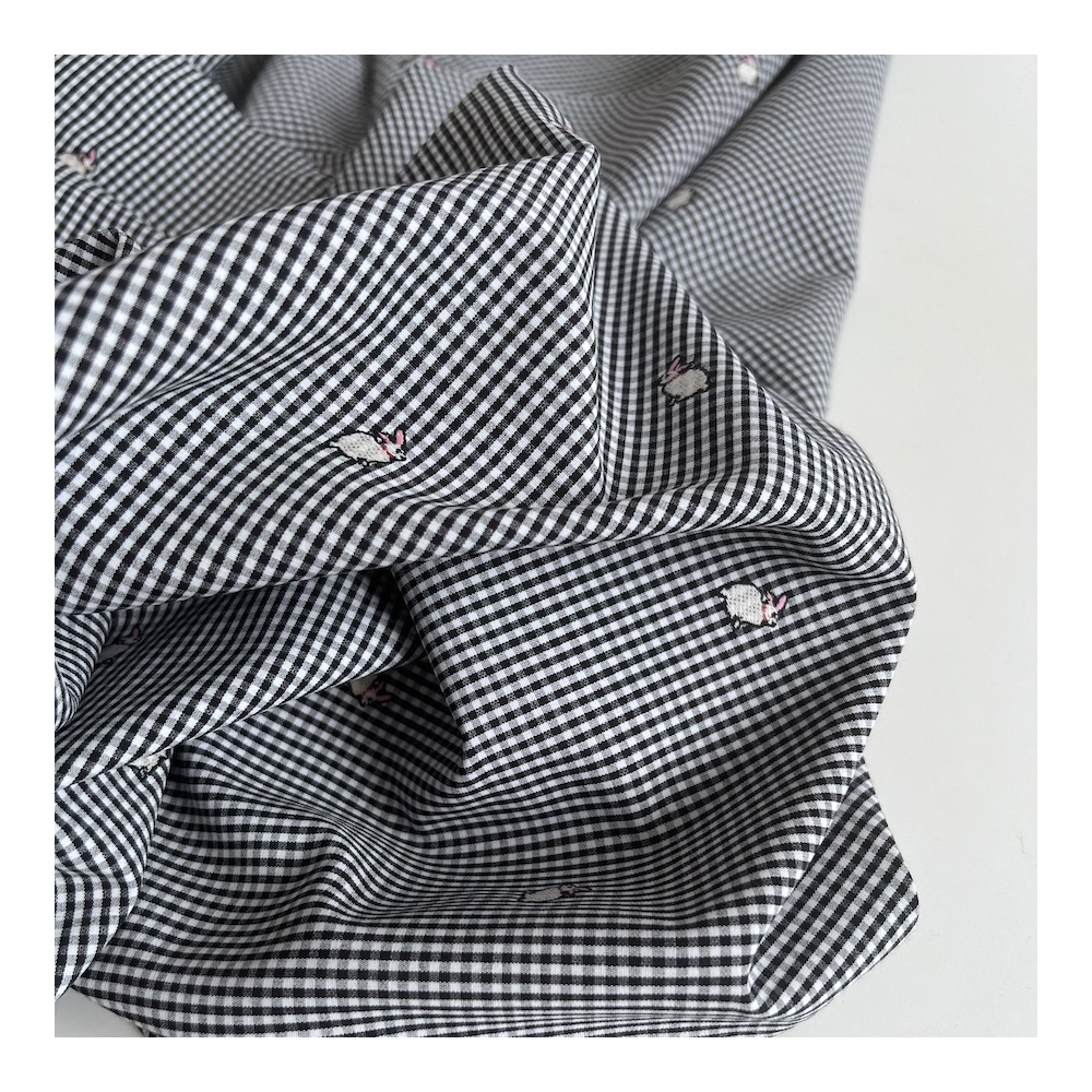 Tissu vichy coton noir et blanc 2mm broderie petits lapins Batikou - 1
