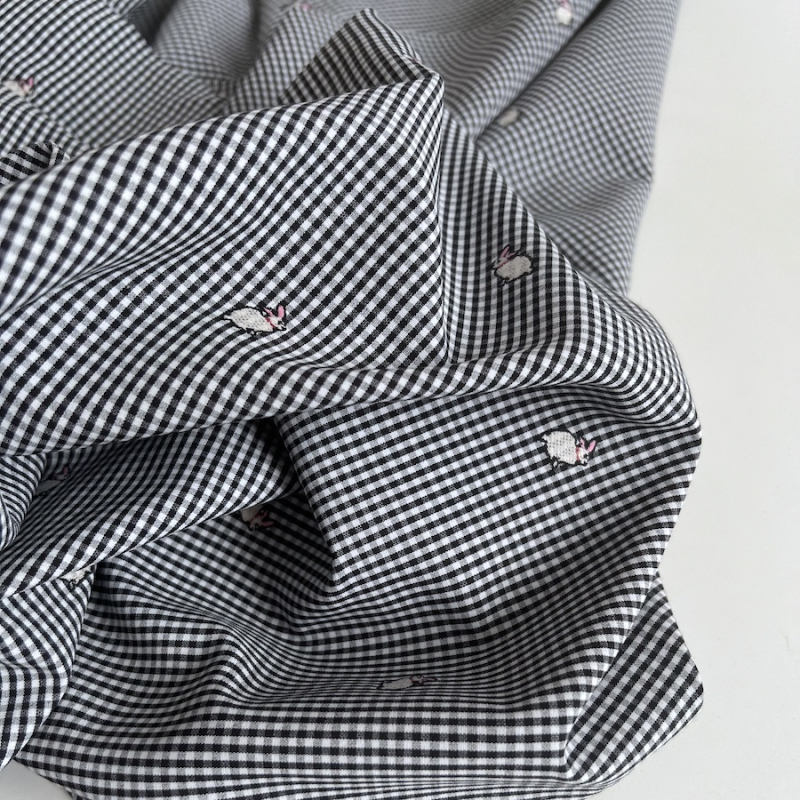 Tissu vichy coton noir et blanc 2mm broderie petits lapins Batikou - 1