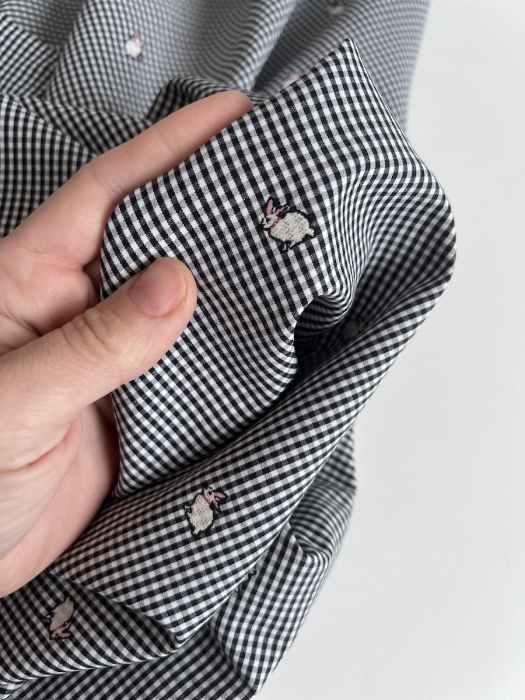 Tissu vichy coton noir et blanc 2mm broderie petits lapins Batikou - 4