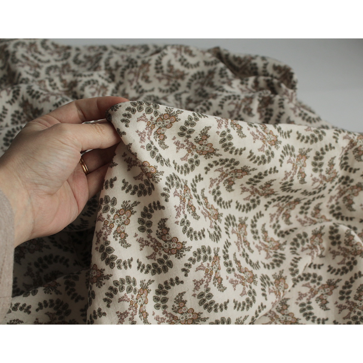 Double gaze de coton organique BIO à fleurs kaki Tissus issus de l'agriculture biologique  - 2