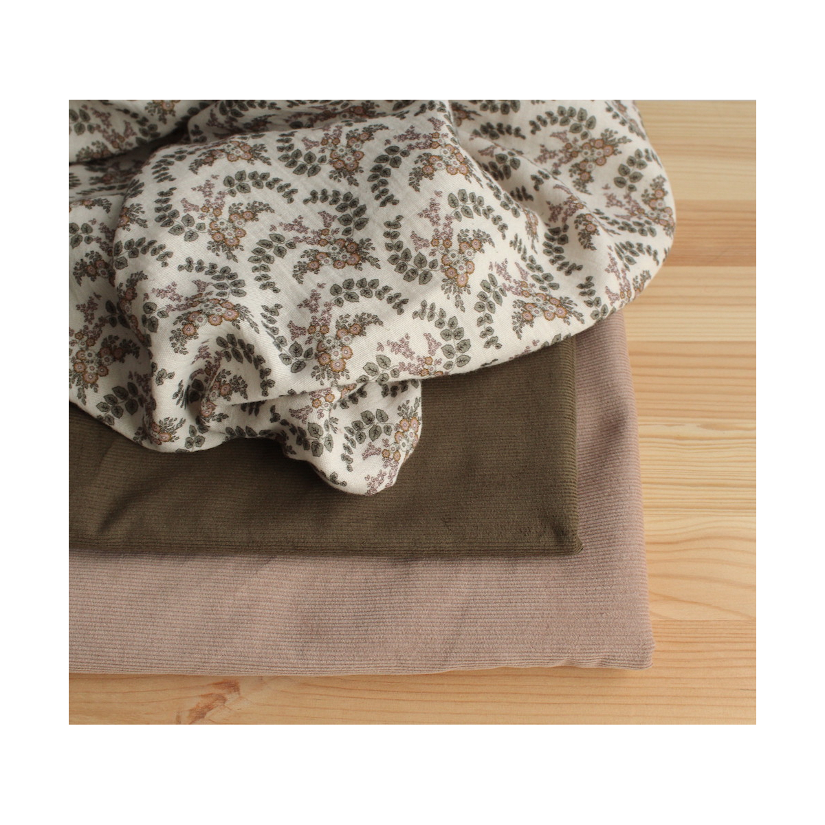 Double gaze de coton organique BIO à fleurs kaki Tissus issus de l'agriculture biologique  - 10